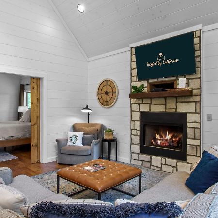 Stunning Luxury Cabin W Hot Tub And Fire Pit Holy Shiplap Is Perfect Romantic Couples Getaway Broken Bow Bagian luar foto