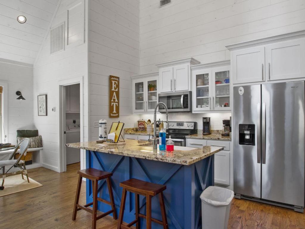 Stunning Luxury Cabin W Hot Tub And Fire Pit Holy Shiplap Is Perfect Romantic Couples Getaway Broken Bow Bagian luar foto