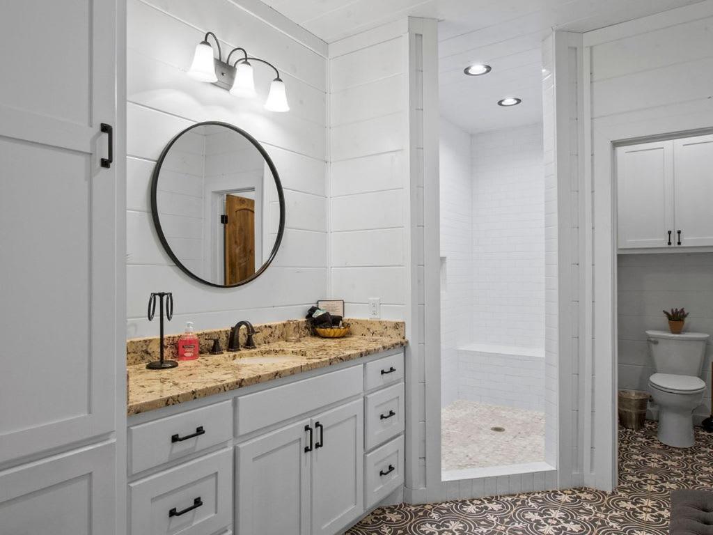 Stunning Luxury Cabin W Hot Tub And Fire Pit Holy Shiplap Is Perfect Romantic Couples Getaway Broken Bow Bagian luar foto