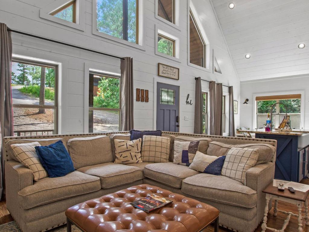 Stunning Luxury Cabin W Hot Tub And Fire Pit Holy Shiplap Is Perfect Romantic Couples Getaway Broken Bow Bagian luar foto