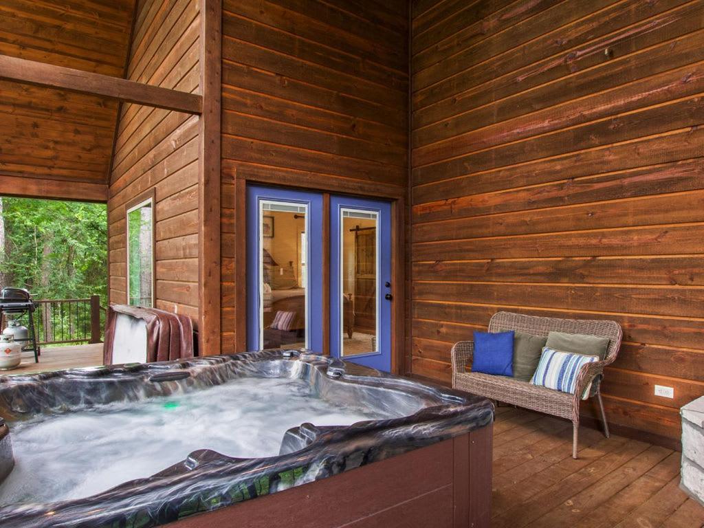Stunning Luxury Cabin W Hot Tub And Fire Pit Holy Shiplap Is Perfect Romantic Couples Getaway Broken Bow Bagian luar foto