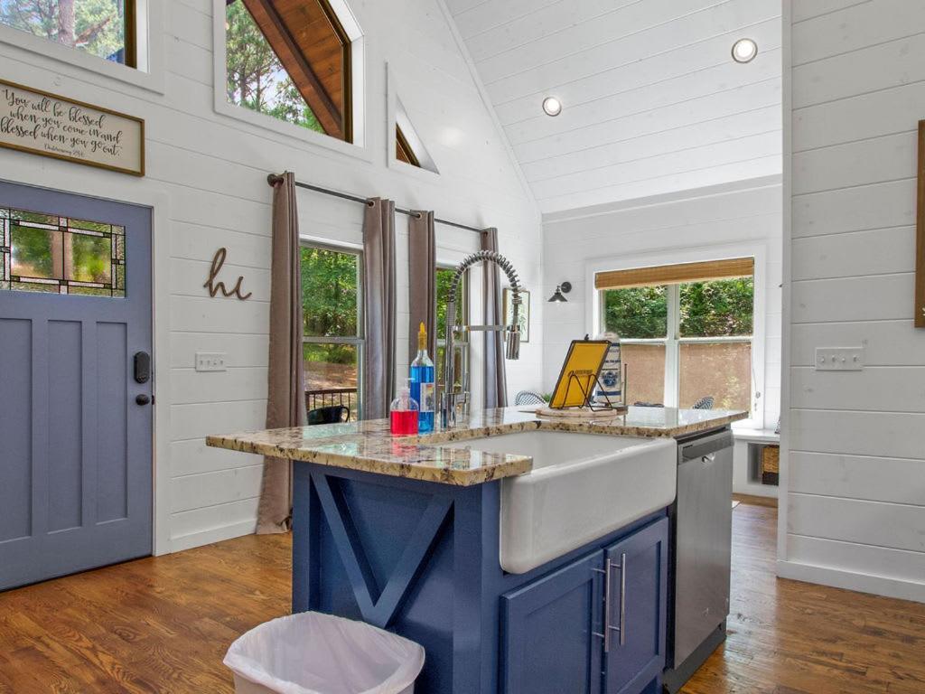 Stunning Luxury Cabin W Hot Tub And Fire Pit Holy Shiplap Is Perfect Romantic Couples Getaway Broken Bow Bagian luar foto