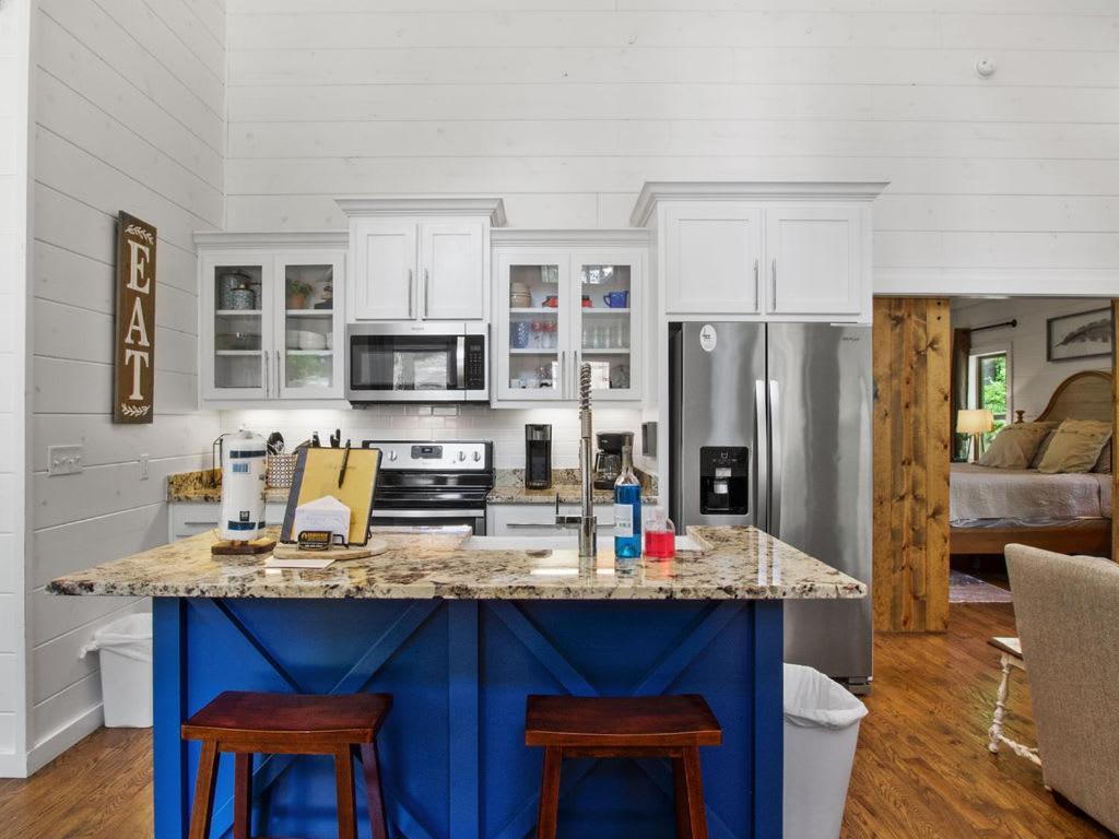 Stunning Luxury Cabin W Hot Tub And Fire Pit Holy Shiplap Is Perfect Romantic Couples Getaway Broken Bow Bagian luar foto