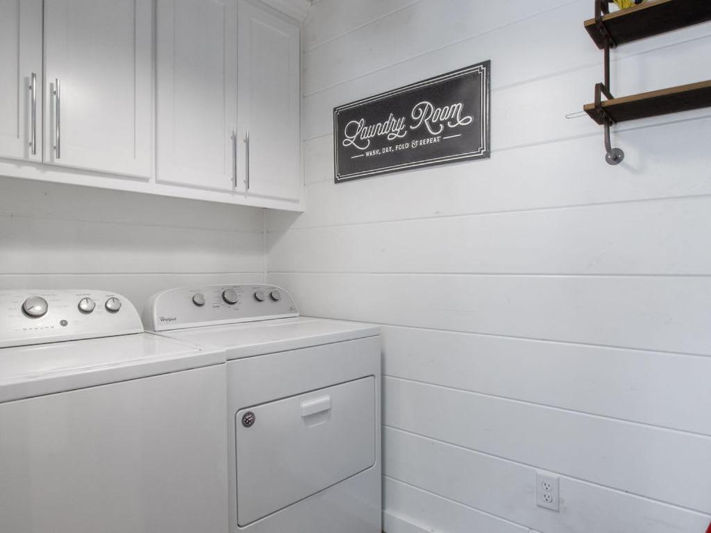 Stunning Luxury Cabin W Hot Tub And Fire Pit Holy Shiplap Is Perfect Romantic Couples Getaway Broken Bow Bagian luar foto