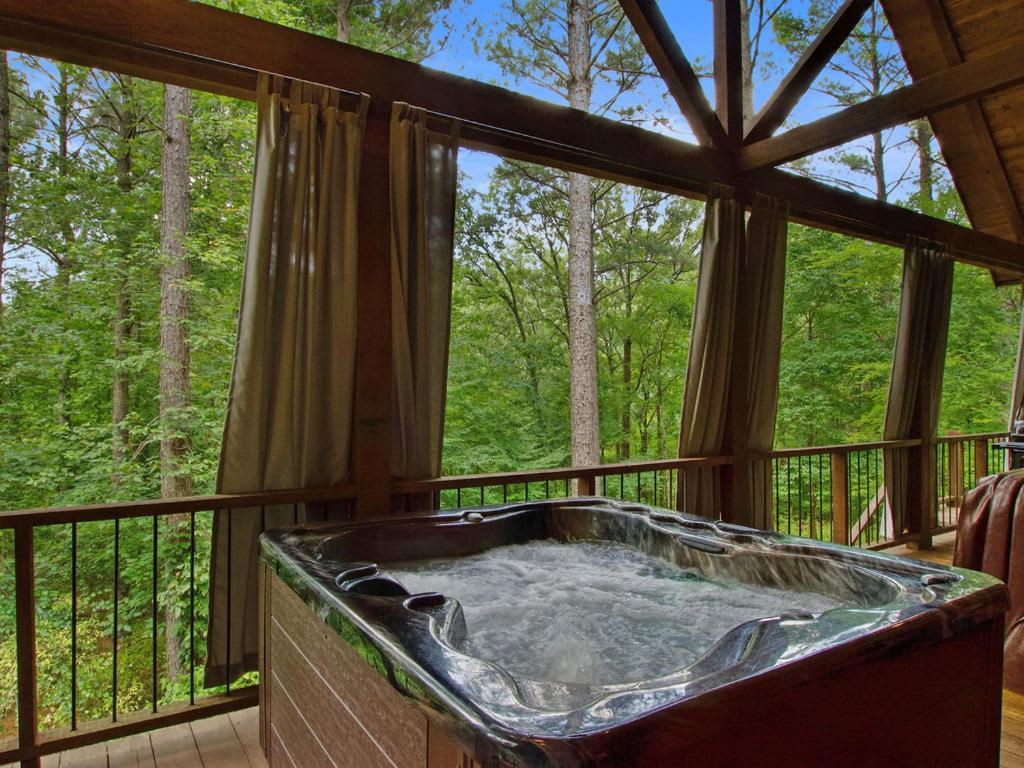 Stunning Luxury Cabin W Hot Tub And Fire Pit Holy Shiplap Is Perfect Romantic Couples Getaway Broken Bow Bagian luar foto